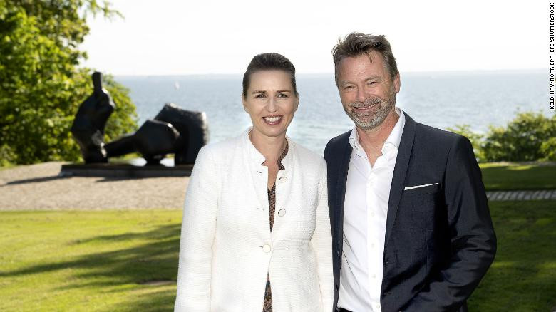 Thủ tướng Đan Mạch Mette Frederiksen và hôn phu. Ảnh: CNN