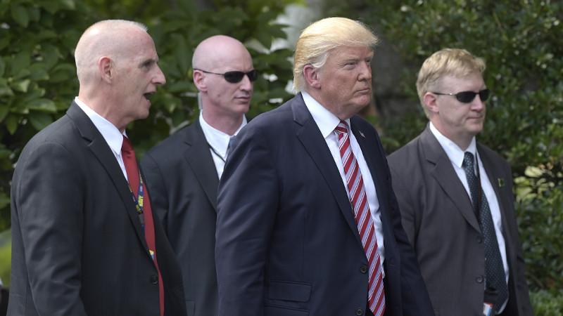Tổng thống Mỹ Trump và nhân viên mật vụ. Ảnh: US News
