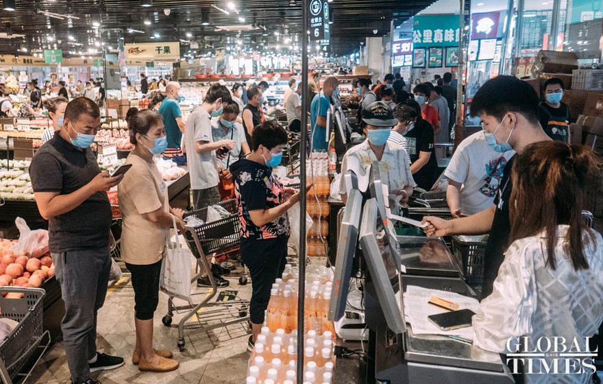 Dịch COVID-19 bùng phát trở lại tại chợ Xinfadi (Bắc Kinh). Ảnh: Global Times