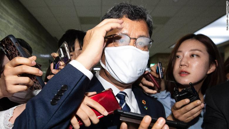 Ông Kim Yeon-chul giữa vòng vây phóng viên. Ảnh: Yonhap