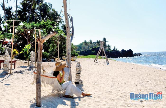 Du khách hòa mình vào thiên nhiên bên khu homestay nằm bên bờ biển xinh đẹp ở đảo Bé.