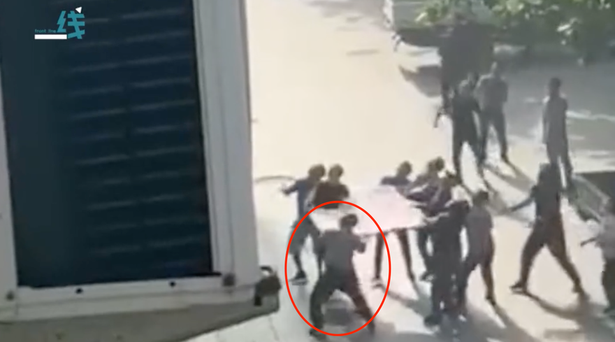 Ông Song (khoanh đỏ) bị người nhảy lầu rơi trúng dẫn đến hôn mê. 