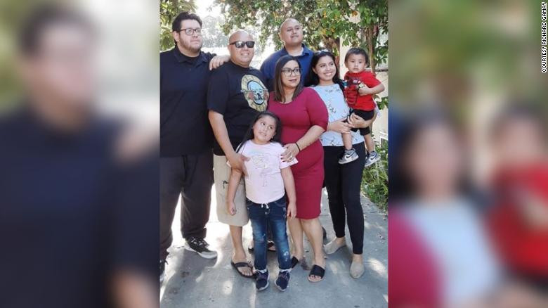 Richard Garay (thứ 3 từ phải sang) cùng các thành viên trong gia đình. Ảnh: CNN