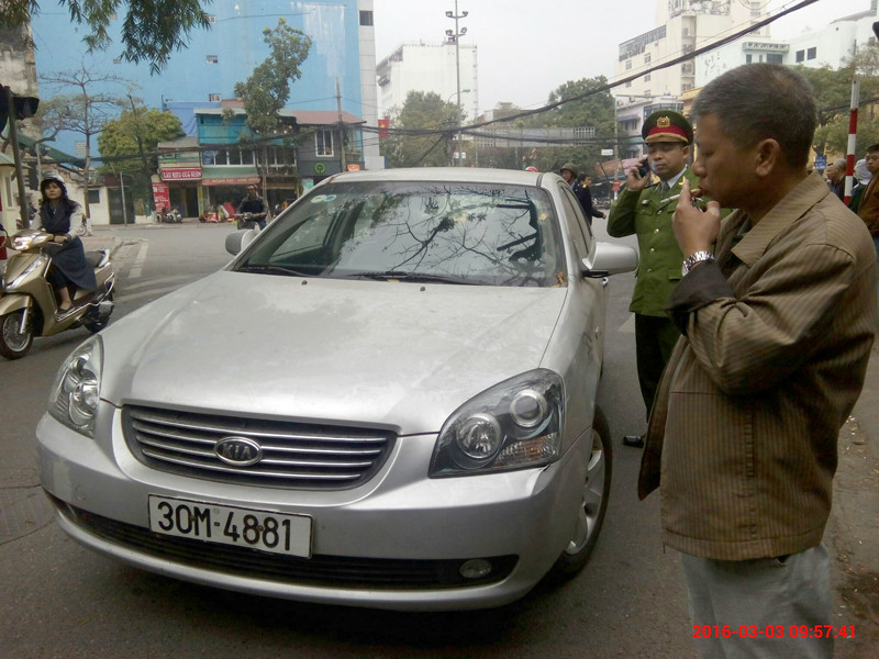 Chiếc xe dừng đỗ sai quy định. Ảnh: Minh Đức