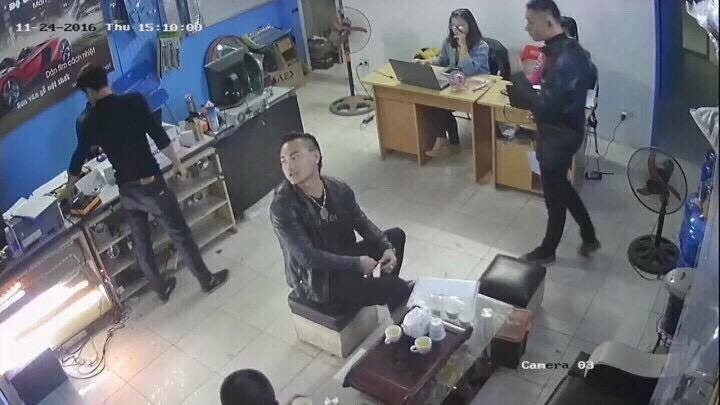 Các đối tượng vào đe doạ nhân viên gara ô tô. Ảnh: N.H