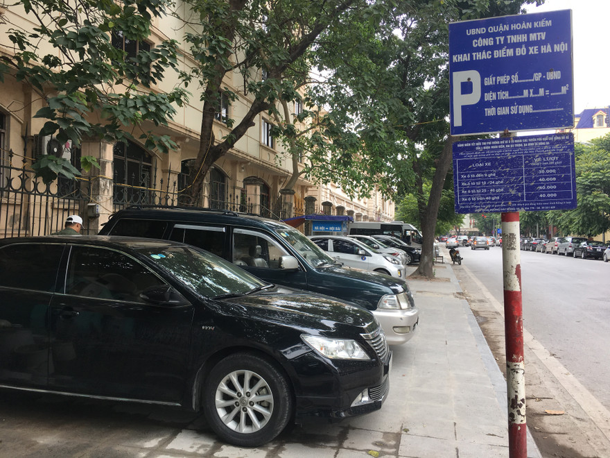 Vỉa hè mới lát đá trên phố Quang Trung (Hoàn Kiếm) trở thành bãi đỗ xe ô tô. Ảnh: Trường Phong