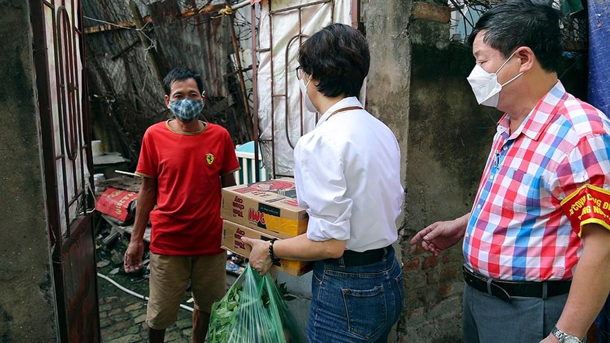 Người dân nghèo mắc kẹt lại Hà Nội giữa đại dịch được nhận hỗ trợ