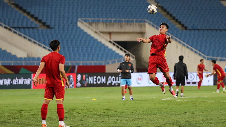 Đội tuyển Việt Nam đón trung vệ Bùi Tiến Dũng trở lại trong buổi tập trên sân Mỹ Đình 