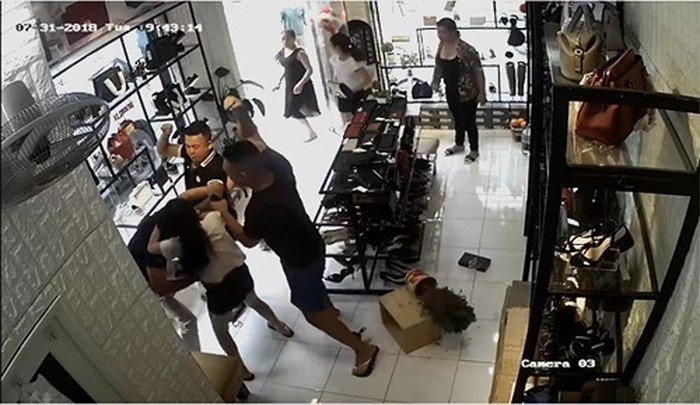 Hiện trường vụ đánh lộn. Ảnh cắt từ clip.