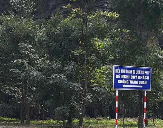 Cơ quan chức năng cảnh báo du khách khi đến Tràng An. Ảnh: Duy Hiển.
