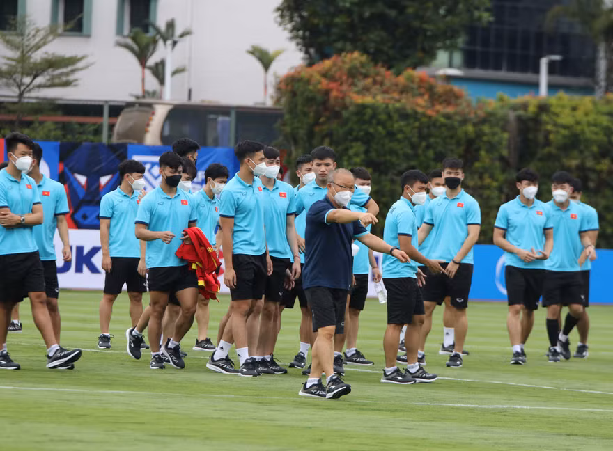 Đội tuyển Việt Nam tham quan ‘chiến trường’