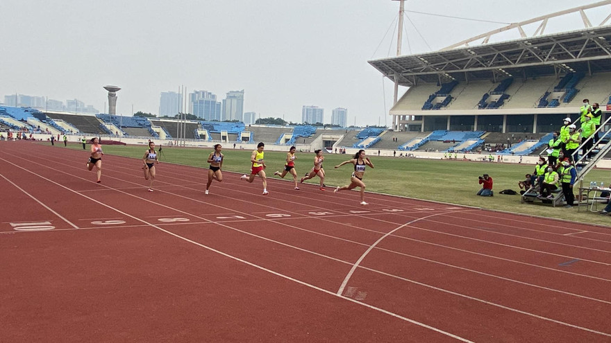 Tú Chinh bỏ xa các đối thủ ở nội dung 100m. 