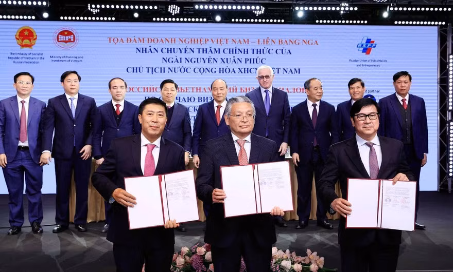 Từ trái sang: Ông Lê Thành Trung – Phó Chủ tịch VCF, Phó Tổng giám đốc HDBank; Ông Berik Balgabaev - Giám đốc Văn phòng đại diện FIDE tại Nga, Cố vấn Chủ tịch FIDE và Ông Trần Hoài Nam – Phó Tổng giám đốc HDBank thực hiện ký kết thỏa thuận và trao văn kiện với sự chứng kiến của Chủ tịch nước Nguyễn Xuân Phúc và lãnh đạo cấp cao của Việt Nam, Liên bang Nga và đại diện doanh nghiệp hai nước.