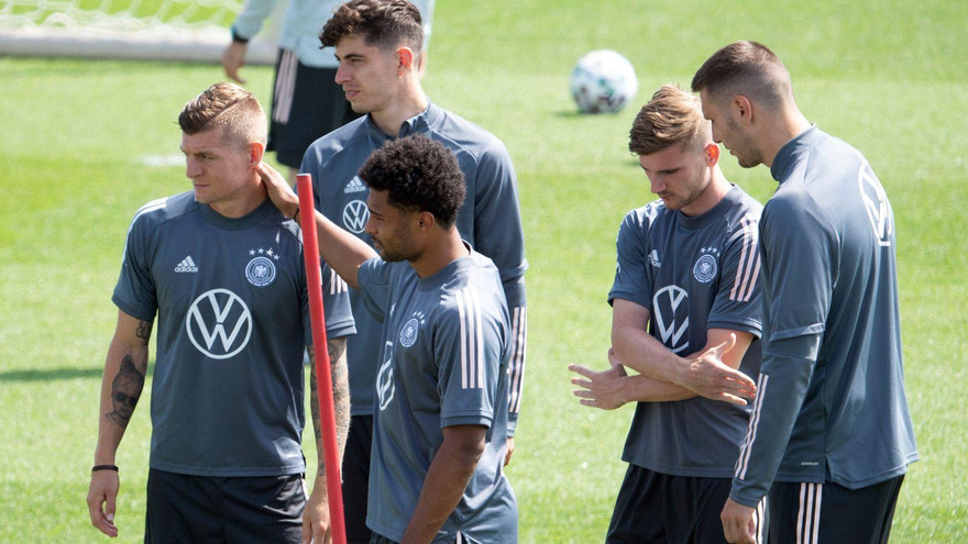 Đội tuyển Đức gặp bất lợi trước cuộc đại chiến với Anh.
