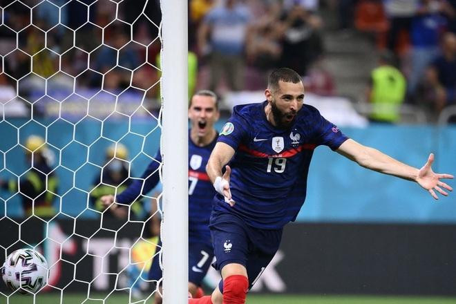 Benzema ghi cú đúp chỉ trong hai phút nhưng vẫn không cứu nổi Pháp