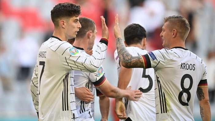 Kai Havertz (trái) ăn mừng bàn thắng vào lưới tuyển Bồ Đào Nha.