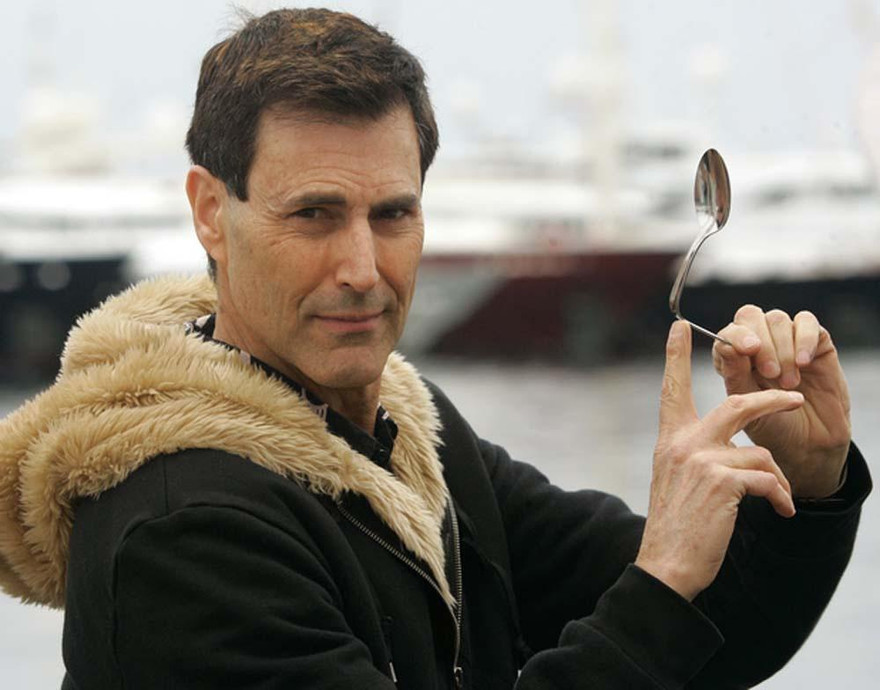 Nhà ngoại cảm Uri Geller với màn bẻ cong thìa kim loại