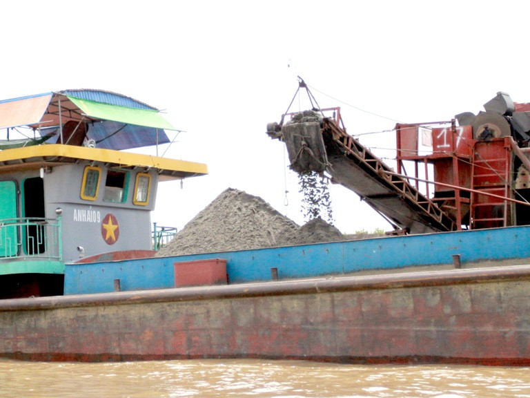 Cận cảnh 'cát tặc' lộng hành trên sông Hồng