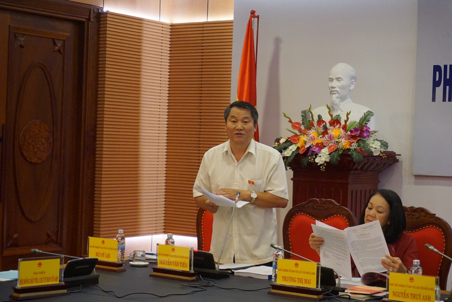 Ông Nguyễn Văn Tiên, Phó Chủ nhiệm Uỷ ban về các vấn đề xã hội đề nghị bổ sung các quy định ngăn các đơn vị phân phối thuốc biệt dược, thuốc độc quyền “làm mưa, làm gió” trên thị trường (Ảnh Văn Kiên)