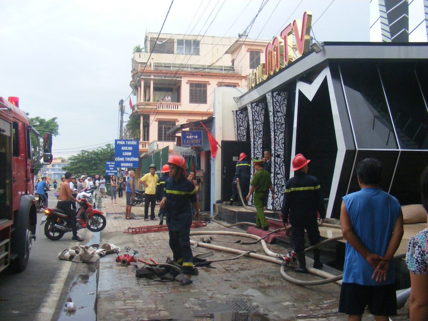 Lực lượng chức năng TT-Huế tập trung dập lửa tại quán Bar New MTV (Huế). 