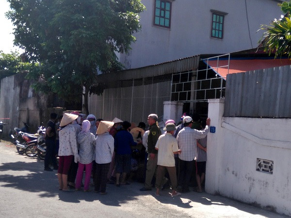 Rất đông người dân tập trung tại nhà chị Xoan theo dõi vụ việc. 