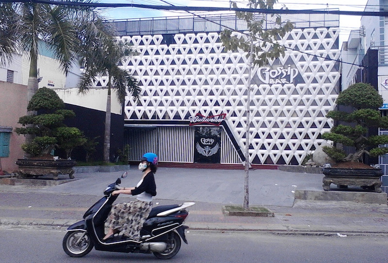 Đột kích quán bar lớn nhất Cà Mau, bắt hàng chục dân chơi