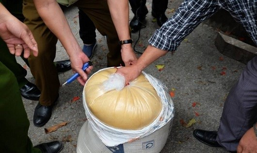 Ngày 26/5/2016, Phòng Cảnh sát môi trường Hà Nội tịch thu khoảng hơn 5 tấn mỡ động vật không rõ nguồn gốc.