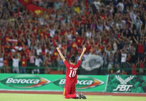 Các cầu thủ U16 Việt Nam trở về CLB đá giải U17 quốc gia sau khi hoàn thành nhiệm vụ tại giải U16 Đông Nam Á. Ảnh: Đức Đồng