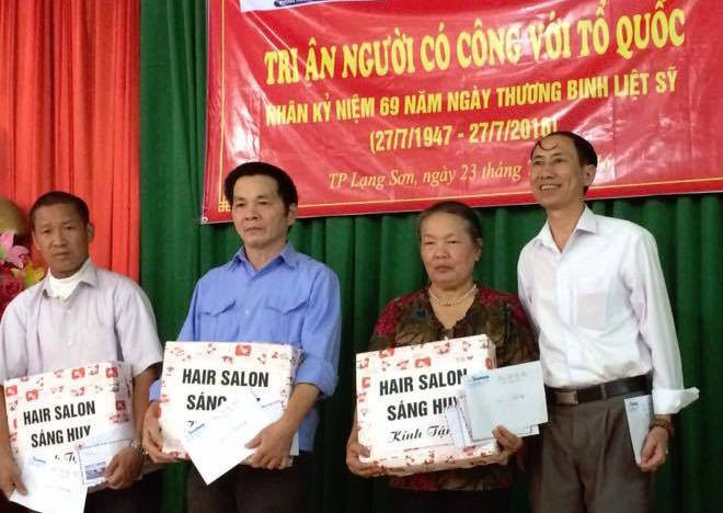 Đại diện báo Tiền Phong gửi quà của các nhà hảo tâm đến các gia đình thương binh. Ảnh: Phạm Hương.