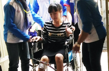 Sinh viên tình nguyện khiêng thí sinh đi thi