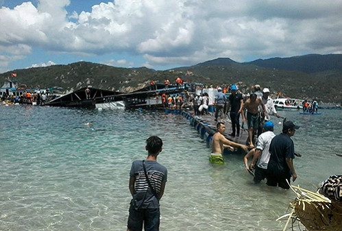 Riêng nữ điều dưỡng 25 tuổi vớ chiếc áo phao đã thoát được nạn, nhưng sực nhớ túi xách vẫn còn trên bè nên chị trở lại lấy, không may bị đuối sức, ngất lịm, đang phải nằm viện.