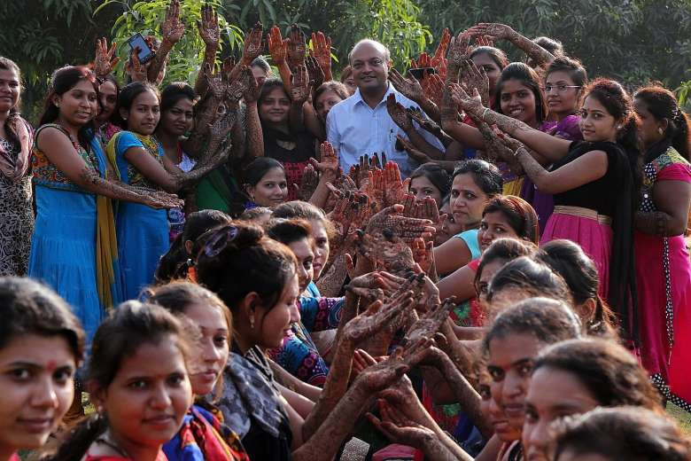 Ông Mahesh Savani (giữa) cùng các cô "con gái" của mình.