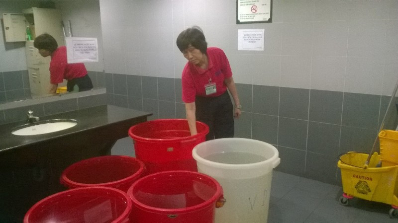 Liên tục bị cắt nước, siêu thị Big C phải mua nước ngoài về dự trữ phục vị sinh hoạt. Ảnh: Thanh Trần.