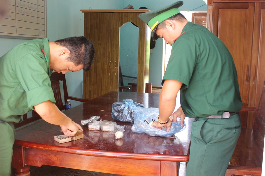 Đồn BP Sơn Trà kiểm tra, tiến hành niêm phong số vật liệu nổ thu giữ được. Ảnh T.H