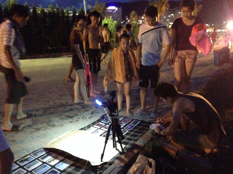 Rất đông du khách mua ủng hộ “ảnh đẹp” của hai du khách Ukraine.