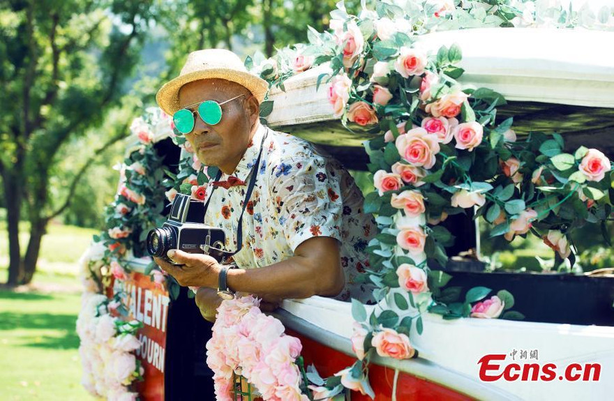 Ông lái đò 60 tuổi gây choáng với bộ ảnh thời trang