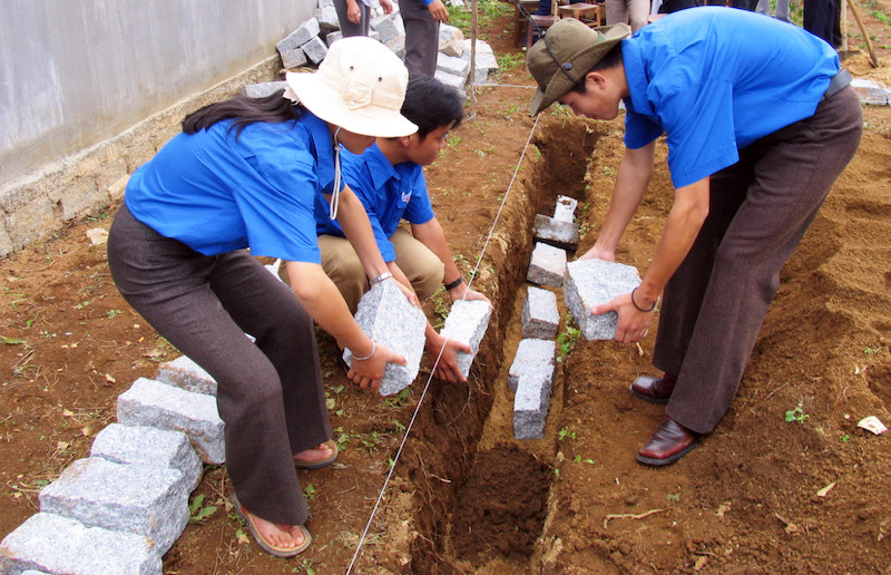 Giúp gia đình có hoàn cảnh khó khăn xây nhà