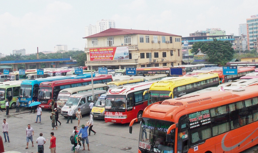 Chậm điều chuyển nhiều lượt xe trái tuyến ra khỏi bến Mỹ Đình, lãnh đạo Sở GTVT bị phê bình là “chống lệnh”. Ảnh: Anh Trọng