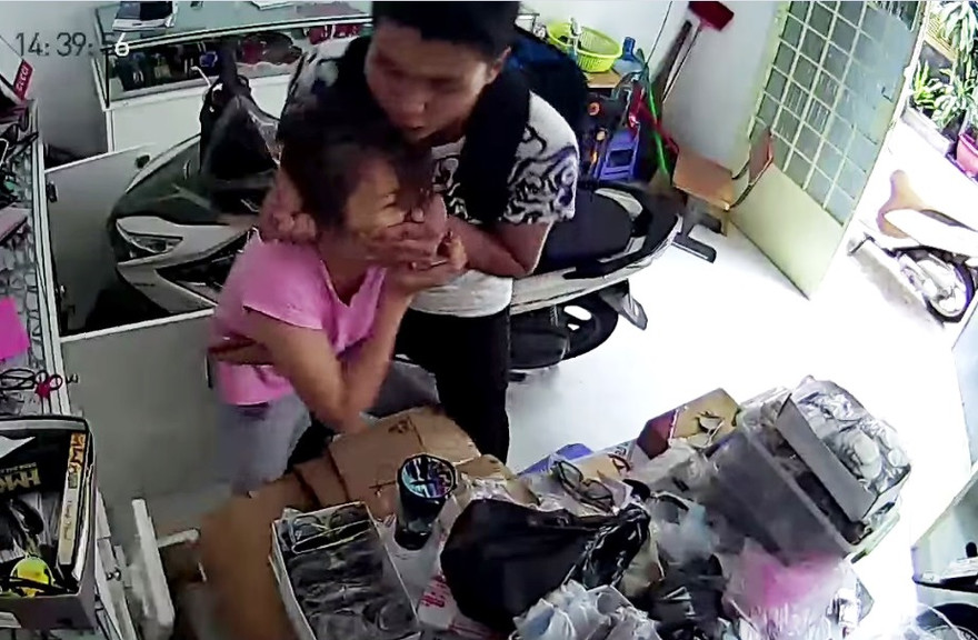Băng cướp khống chế chủ tiệm cướp tài sản. Ảnh cắt từ clip.