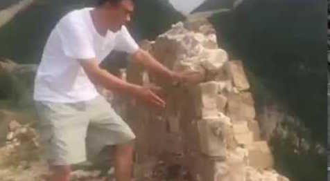 Hình ảnh người đàn ông phá hoại Vạn Lý Trường Thành mới bị lên án gần đây.