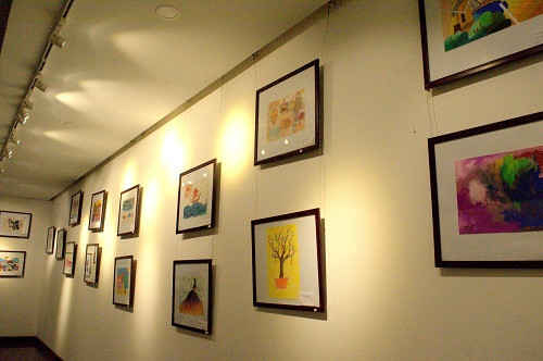 Triển lãm gây quỹ vì trẻ em khuyết tật