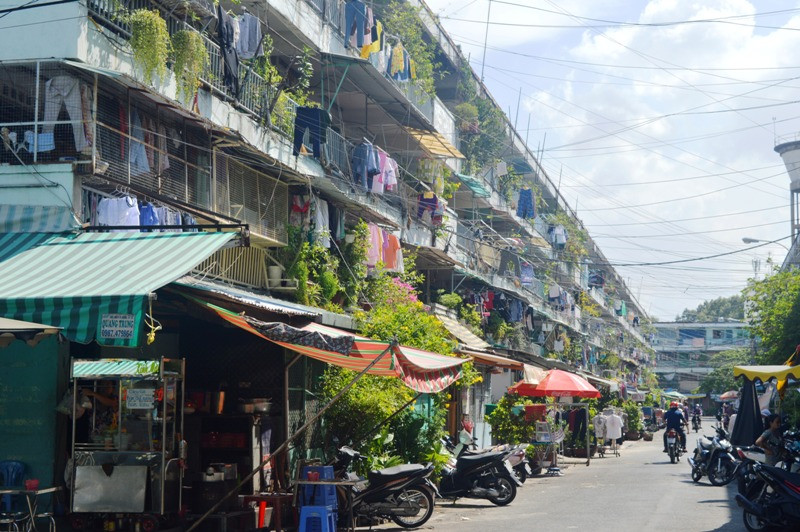 Chung cư Thanh Đa (phường 27, quận Bình Thạnh) xây dựng trước năm 1975 đã xuống cấp trầm trọng.