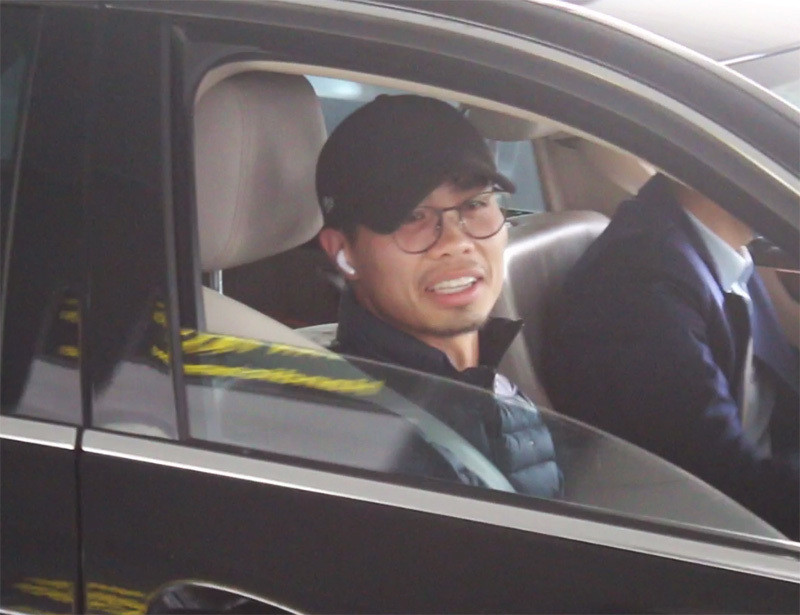 Công Phượng cùng Văn Hậu lên xe về khách sạn