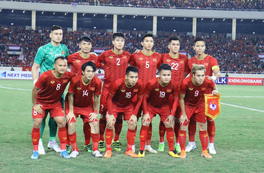 Trọng Hoàng và Duy Mạnh khởi động trước trận đấu. Ảnh: Hồ Như Ý