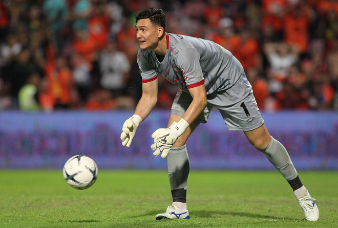 Văn Lâm bất lực trước 'đại bác tầm xa', Muangthong thua trận thứ tư liên tiếp