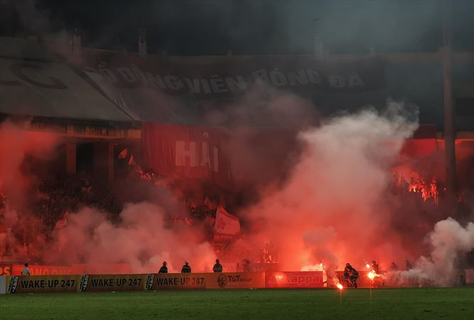 CLB Hà Nội bị ‘treo sân’ vì CĐV Hải Phòng đốt pháo sáng