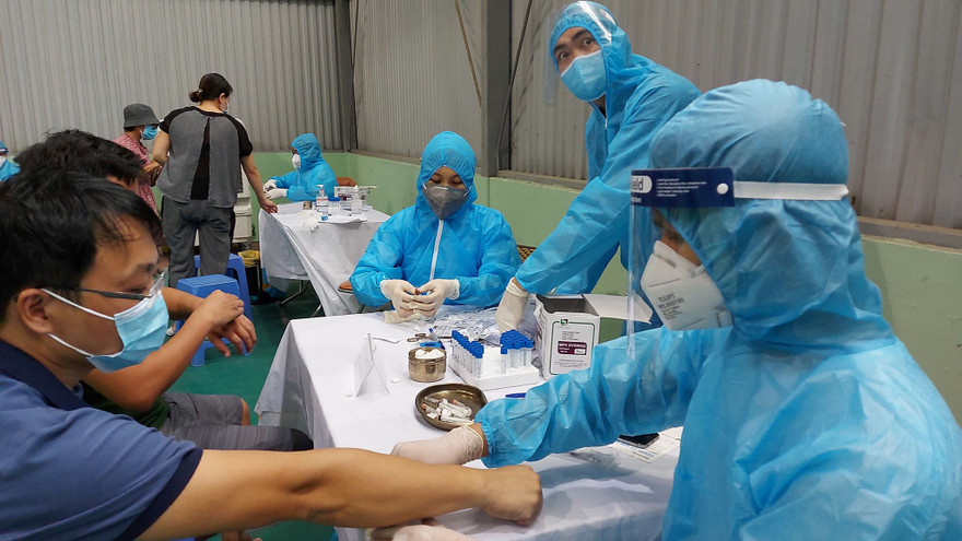 Người dân xét nghiệm COVID-19 tại UBND phường Mộ Lao. Ảnh:MĐ