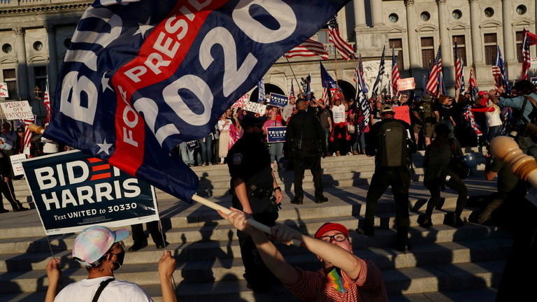 Người ủng hộ ông Biden đối đầu với người ủng hộ ông Trump ở Pennsylvania. Ảnh: Reuters