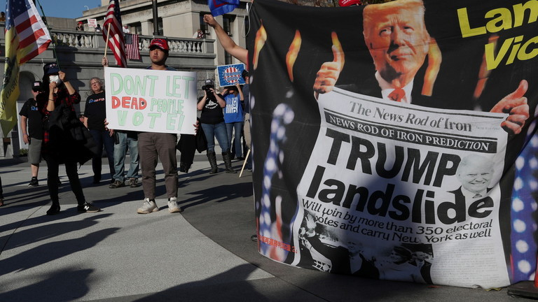 Người biểu tình ủng hộ ông Trump ở Pennsylvania. Ảnh: Reuters