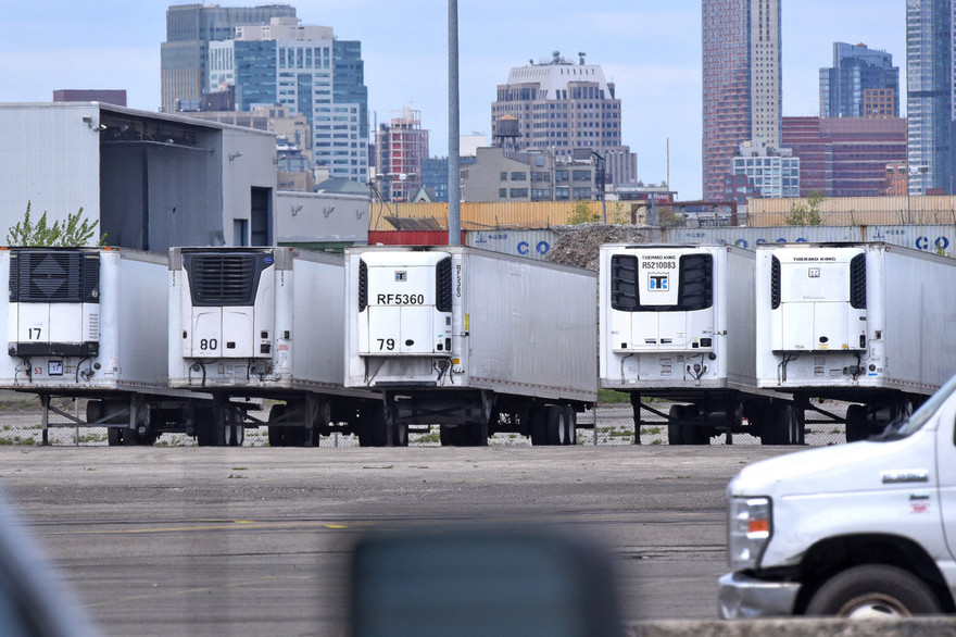 Các thùng xe đông lạnh chứa thi thể nằm gần cầu Brooklyn. Ảnh: NY Post